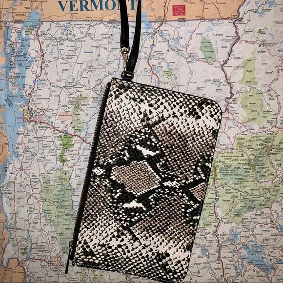 🌟 Diane Von Furstenberg Snake Embossed Wristlet - Picture 2 of 6